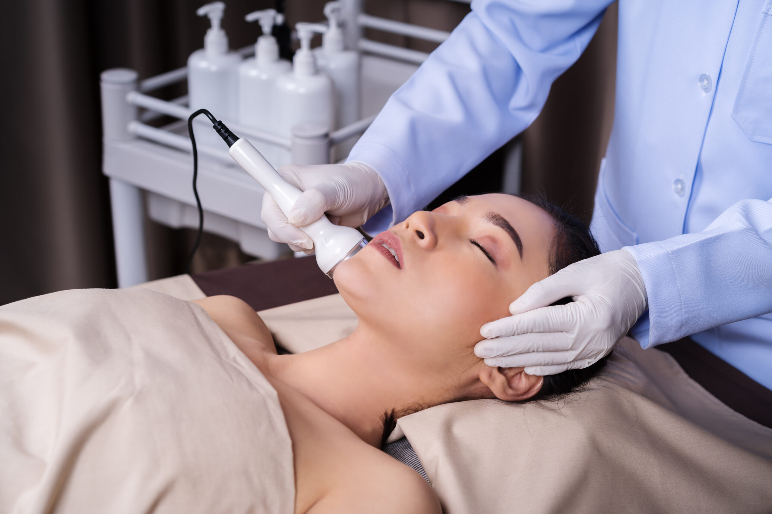 woman having a d-light treatment